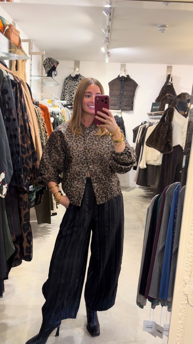 Here's Leah trying on a few of our 🍂 Autumn 🍂pieces including items from #RedButton, #Kozan, #AlisonSheri and #RinoPelle. 

Another try on session to follow this week. You can see all the items in-store at Colmers Hill Fashion and online www.colmershill.com